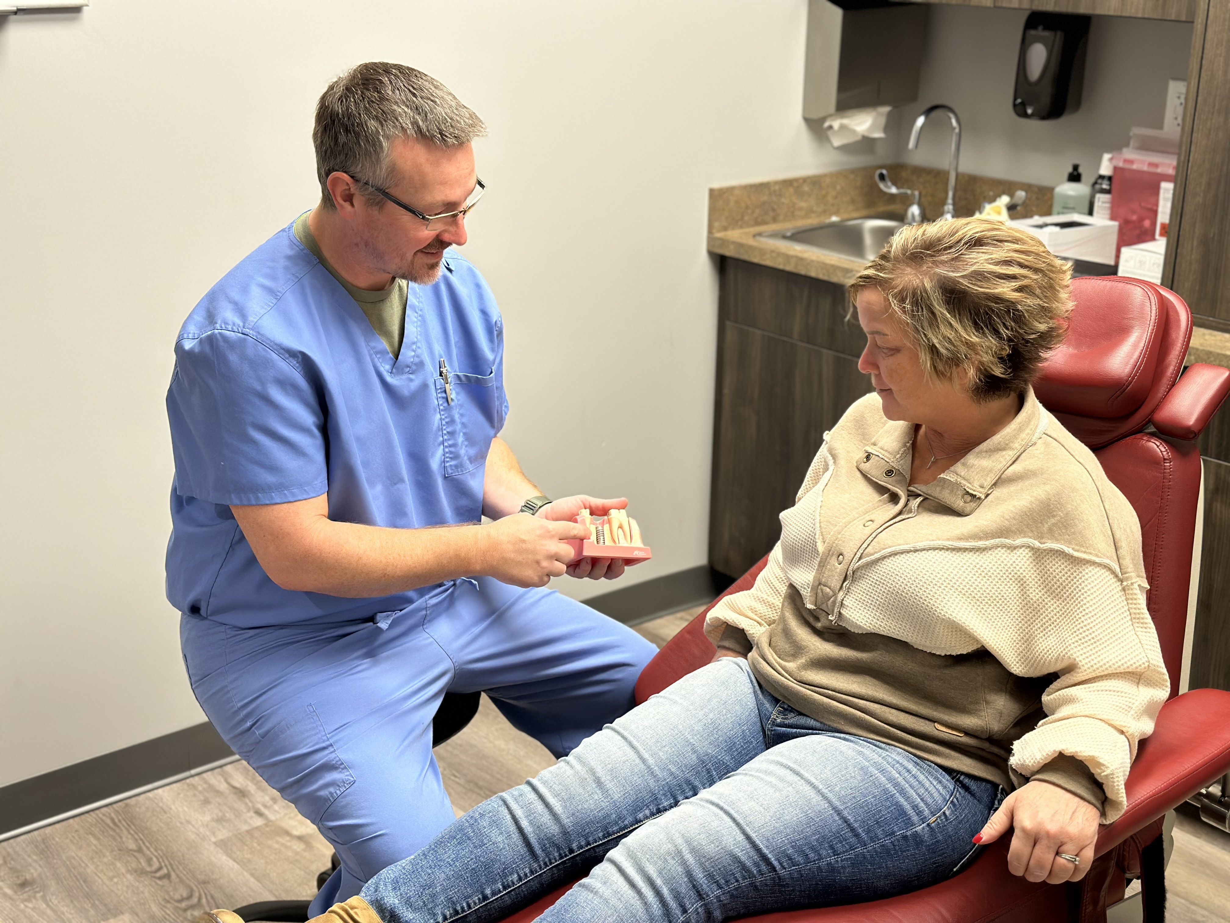 Oral_Surgeon_Clarksvile_TN_Patient_talking_to_doctor Oral_Surgeon_Clarksvile_TN_Patient_talking_to_doctor